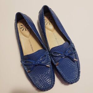 Isaac Mizrahi Live Royal Blue Textured Loafer in a Size 6.5